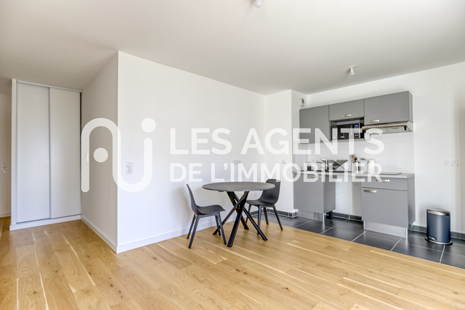Colombes Arc Sportif  2 pièces meublé avec grand balcon Immeuble 2024